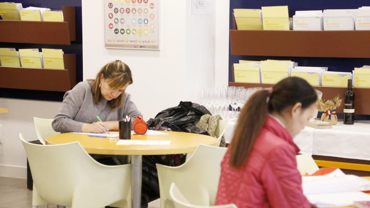 El centre d'autoaprenentatge de català triplica alumnes