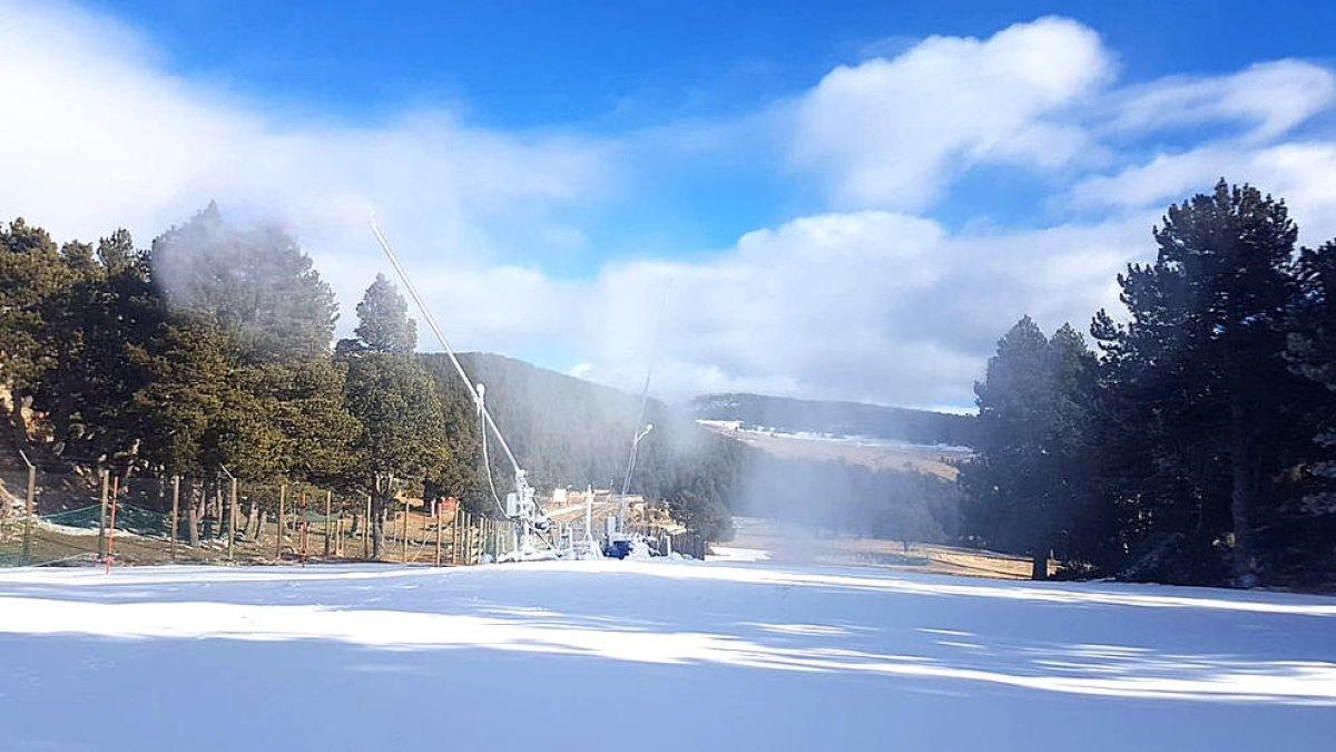 Canons de neu treballant a la Rabassa.