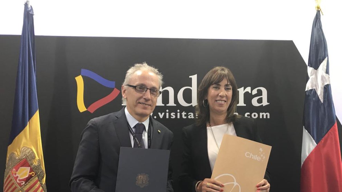 El ministre Francesc Camp i la subsecretària de Turisme xilena, Mònica Beatriz Zalaquett, durant la signatura