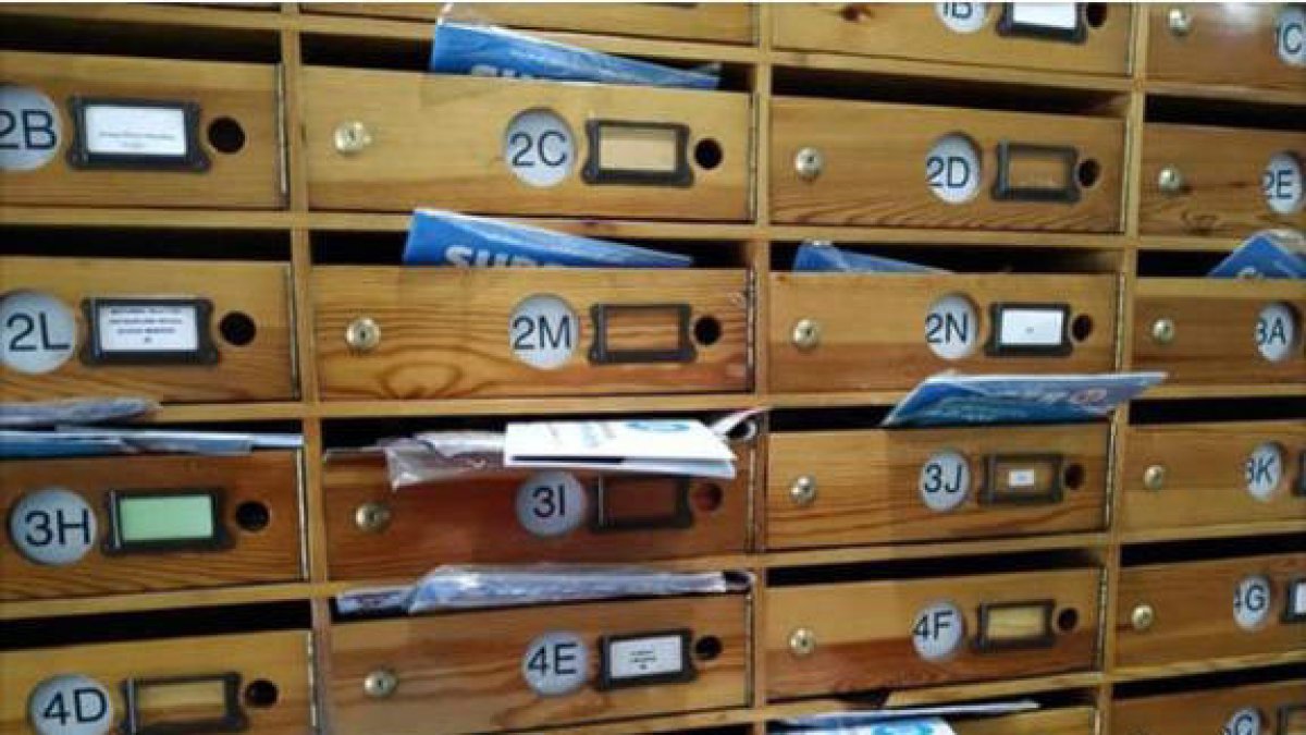 Liberals envia a les bústies el programa “per error”