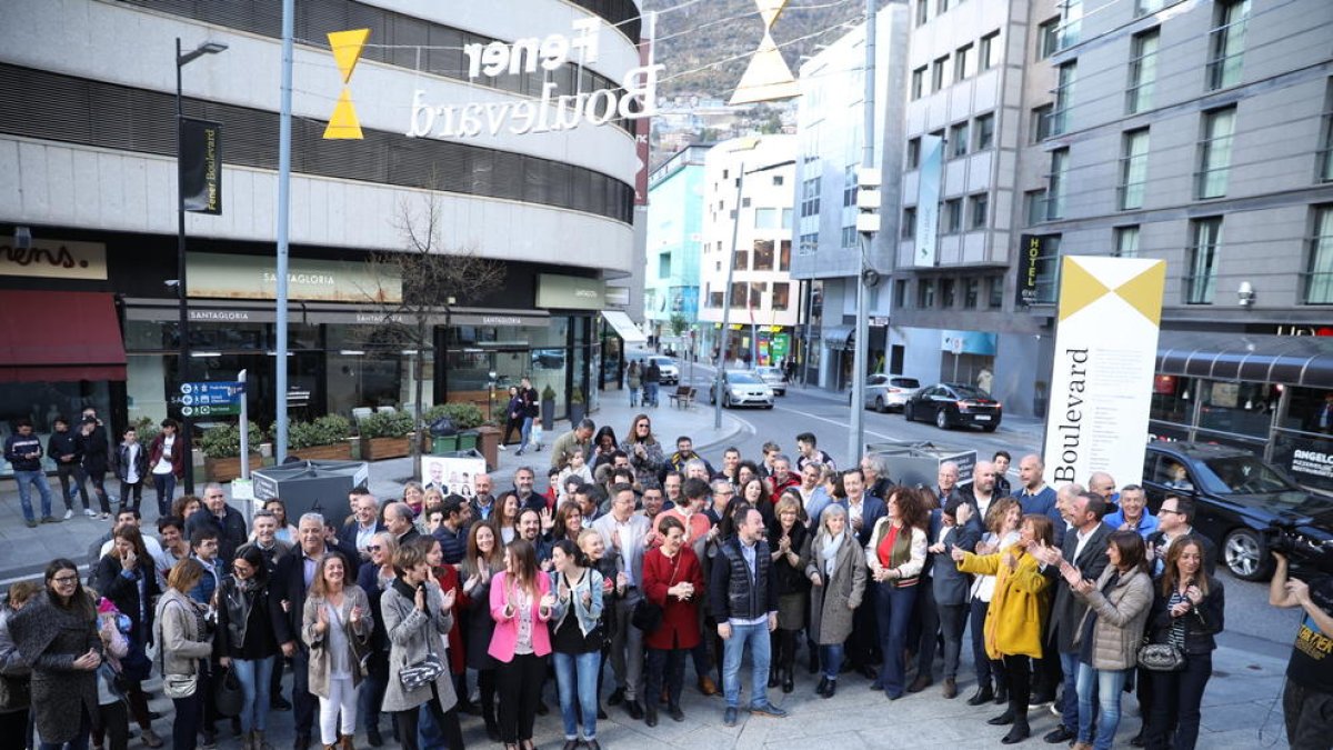 Xavier Espot acaba l'enganxada de cartells a la capital