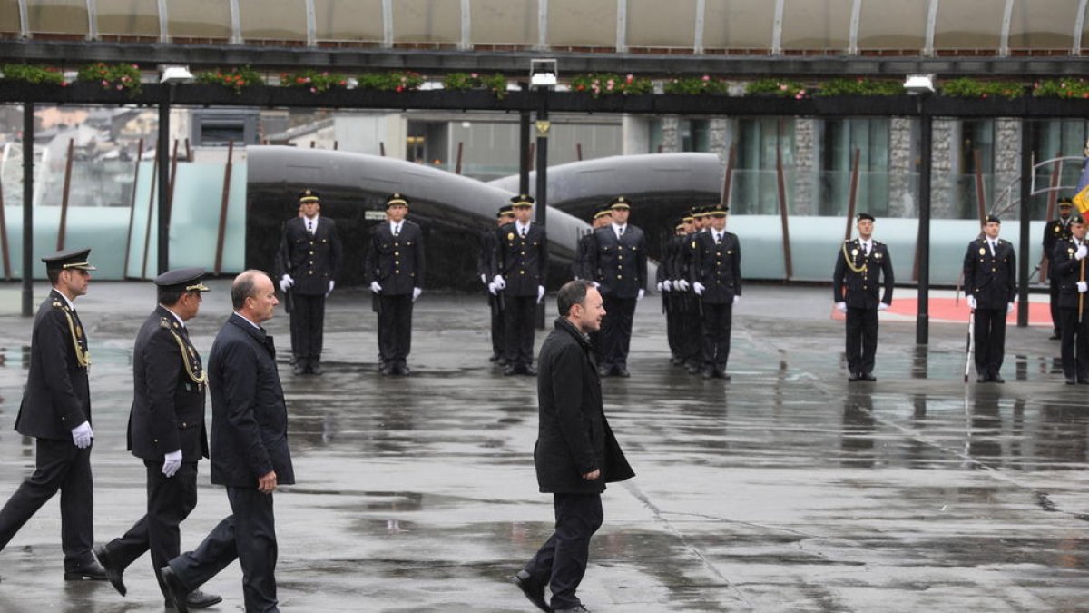 Espot anuncia diàleg per fer els reglaments de la policia