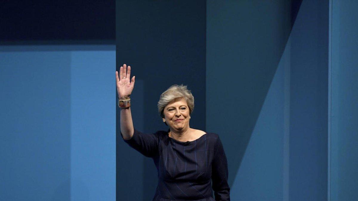 Membres del gabinet de Theresa May demanen la seva dimissió
