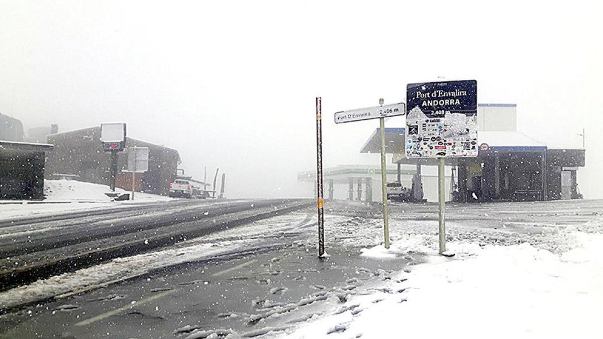 La neu torna i podria deixar gruixos de fins a 40 centímetres a la frontera amb França