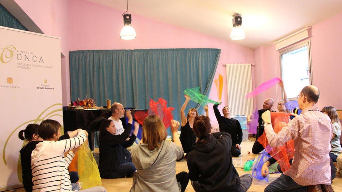 Quinze assistents al 'Taller de música compartida' de l'ONCA