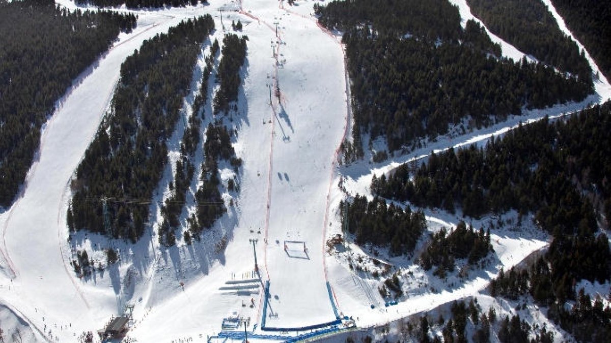 Un surfista de neu britànic mor en topar amb un arbre