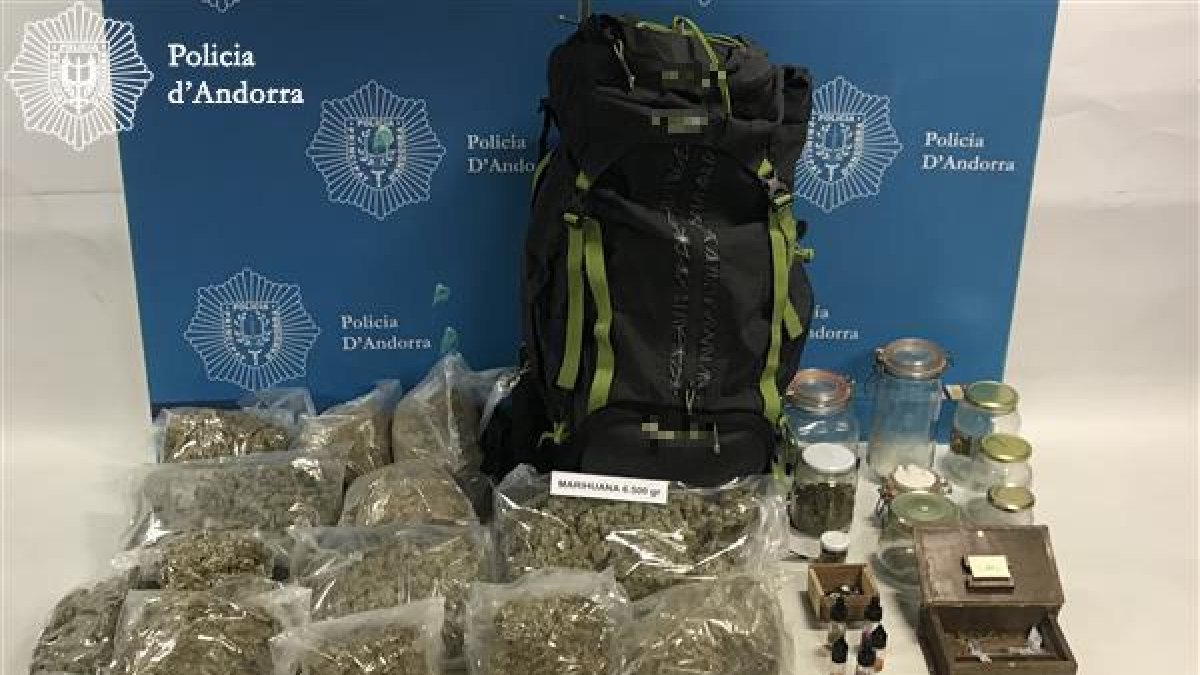 Detinguts tres joves amb 6,5 quilos de marihuana