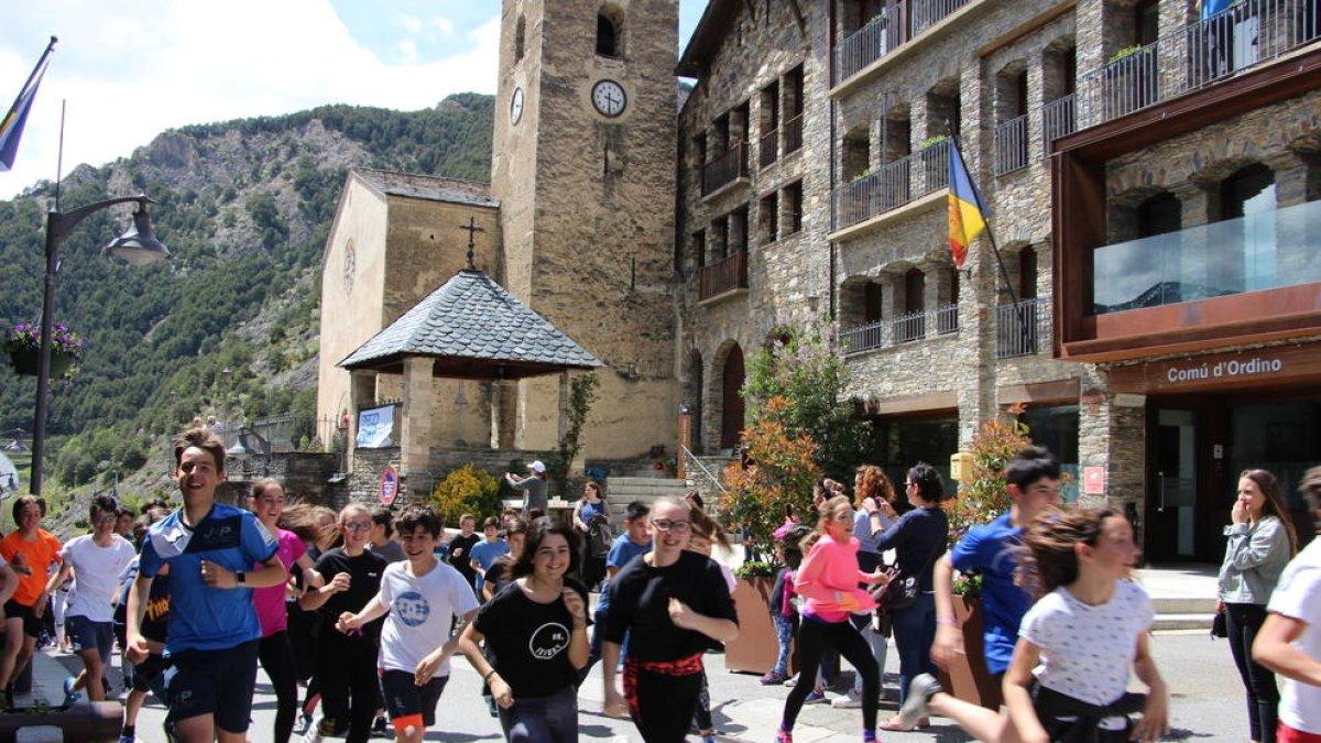 Més de 500 alumnes corren contra la fam