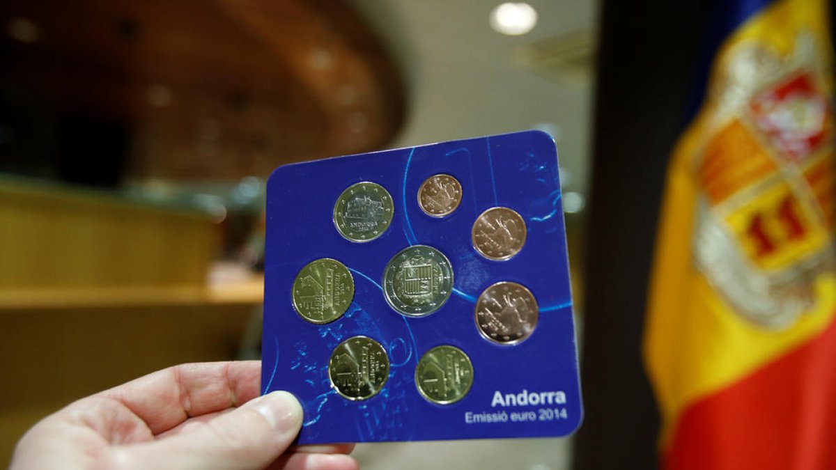 Set anys d'inhabilitació per al funcionari que comprava lots d'euros usurpant identitats