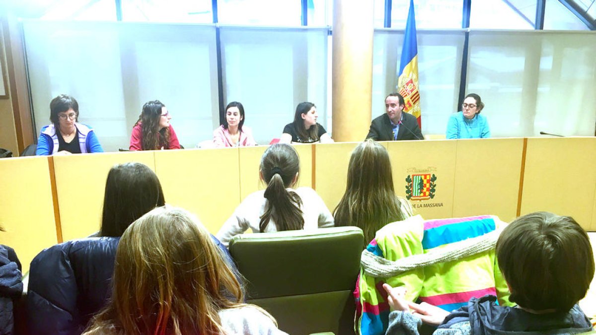 Els infants, intrigats per l'escut de la parròquia