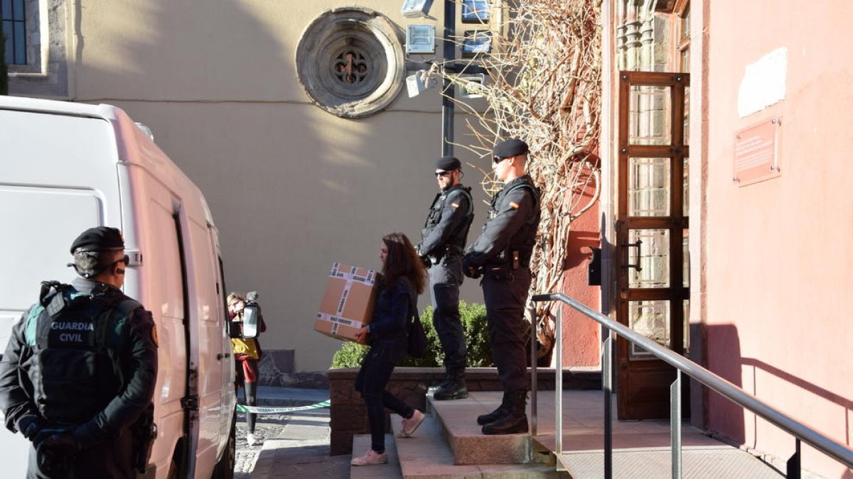 La guàrdia civil escorcolla l'ajuntament de la Seu i el Consell Comarcal