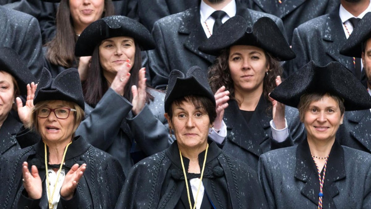 Dones contra el sostre de vidre