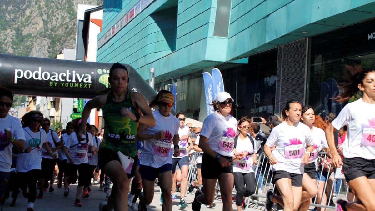 Més de sis-centes dones surten al carrer a córrer per lluitar contra el càncer