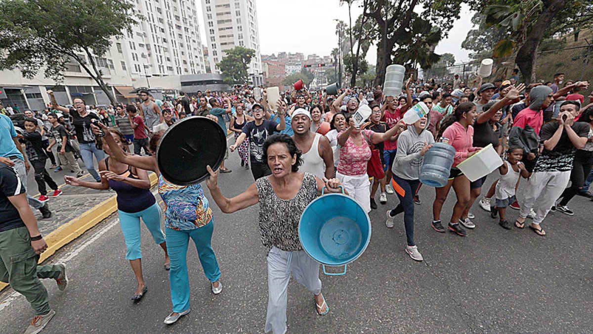 Veneçuela surt al carrer contra les apagades constants de llum al país