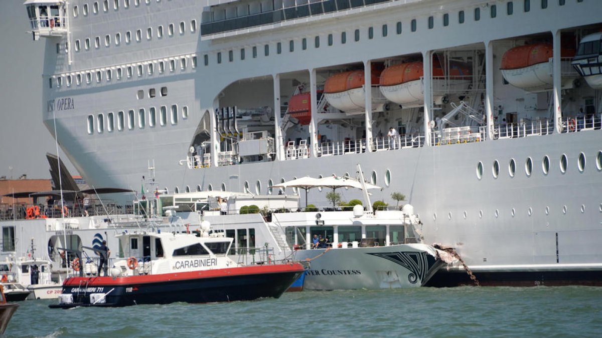 Un creuer xoca contra un vaixell turístic a Venècia