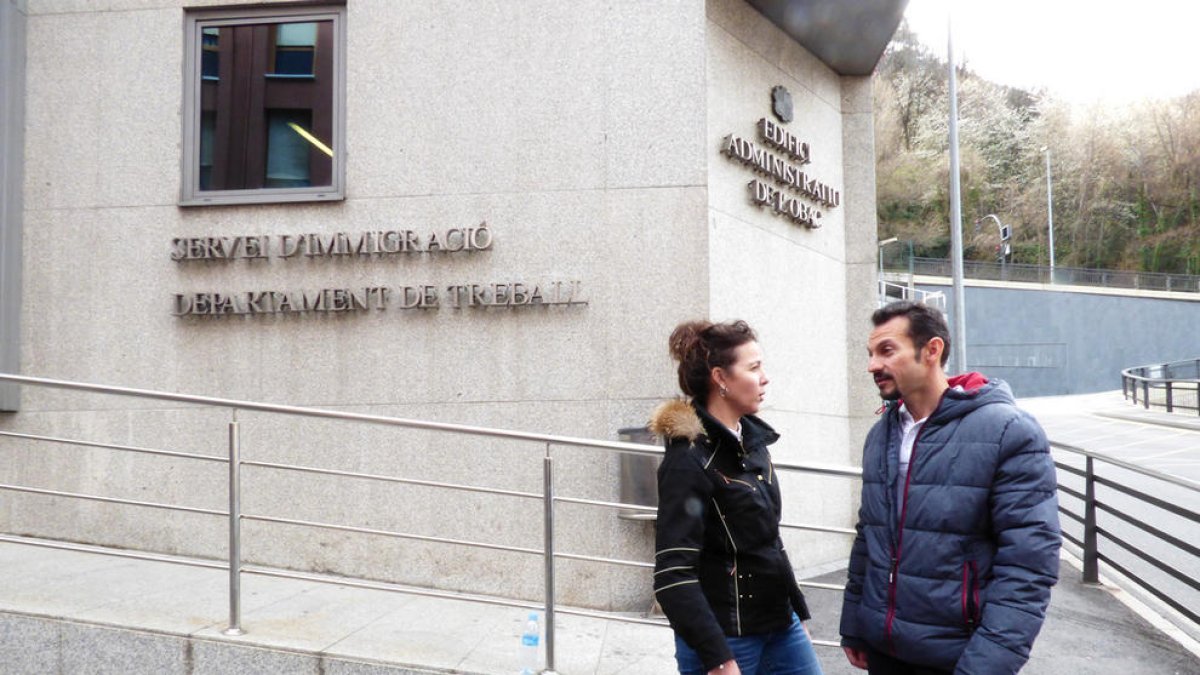 El PS vol endurir els requisits per als immigrants 
i prioritzar els empleats “de casa”