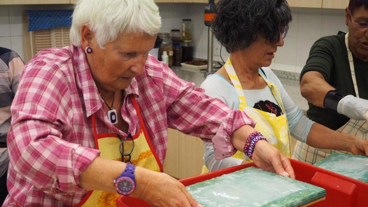 Taller per reciclar paper a partir de diaris llençats