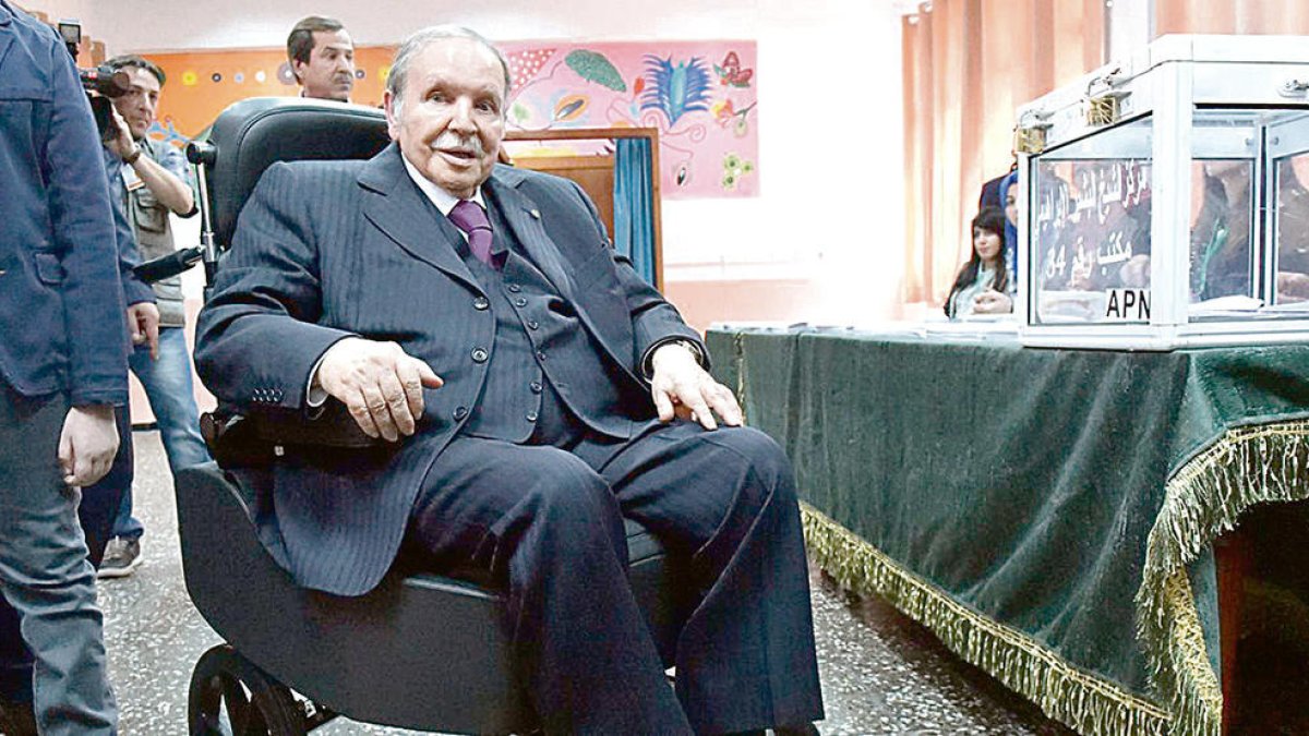 Buteflika renunciarà a la presidència abans del 28 d'abril i deixarà el país