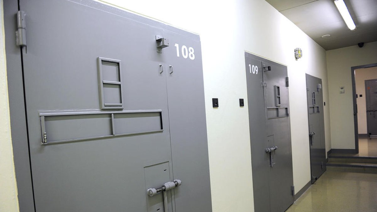 El carceller penat per abús sexual no podrà treballar a la Comella