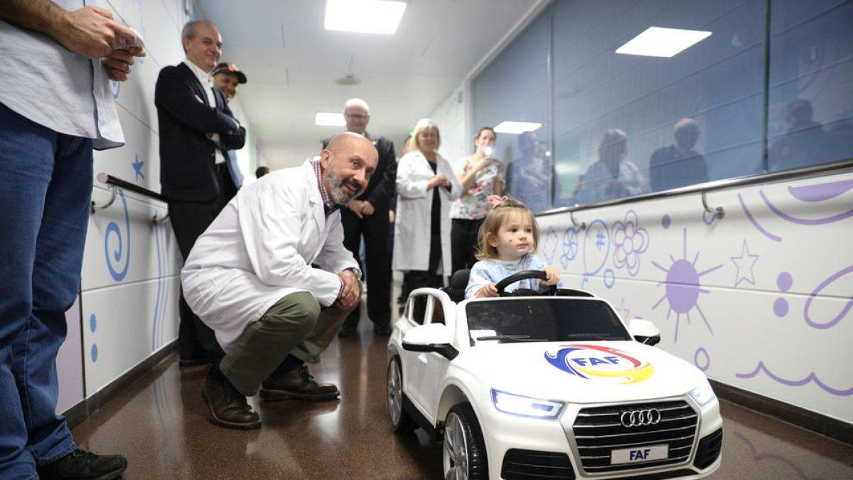 La unitat de maternoinfantil de l'Hospital implica els pares en l'atenció als nens