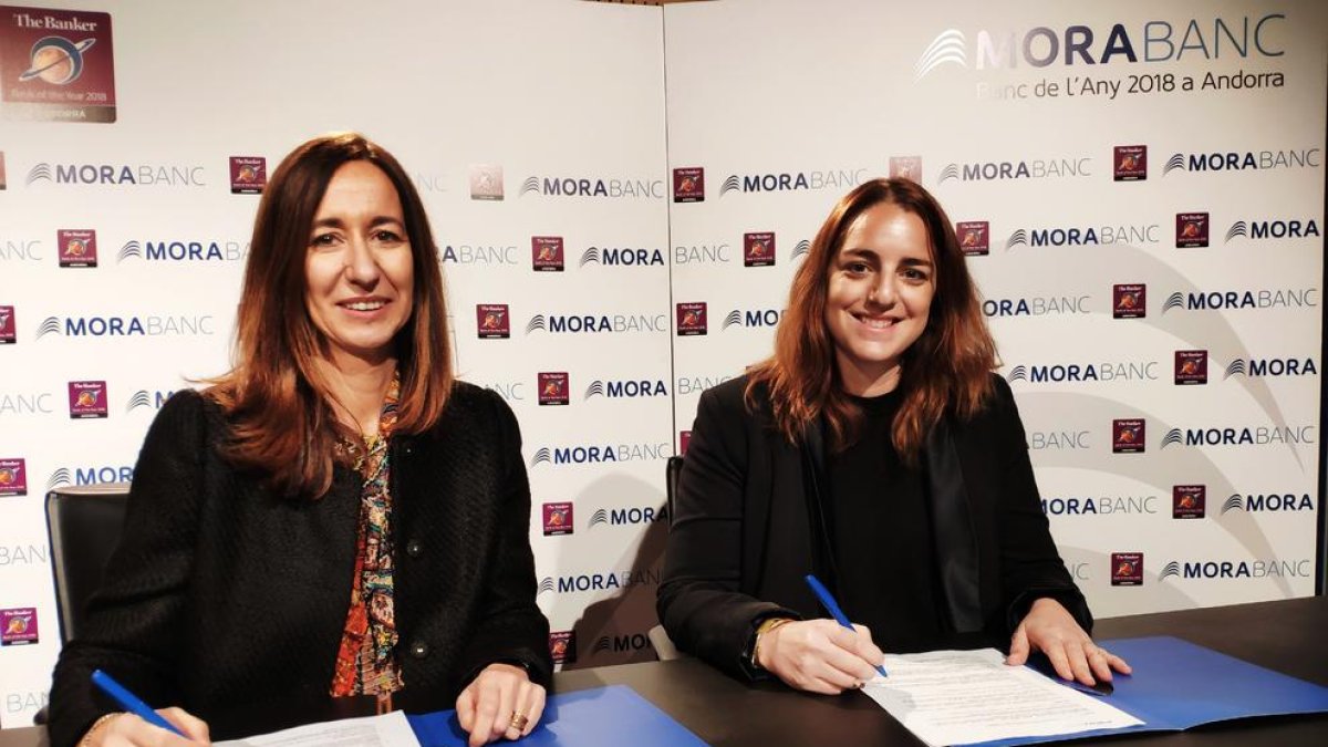La directora general adjunta de MoraBanc, Gisela Villagordo, i la presidenta del Patronat de les Dames de Meritxell, Cristina Cerqueda