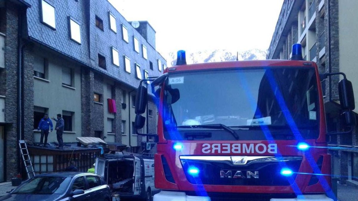 Petit incendi a un pis de Terra Vella