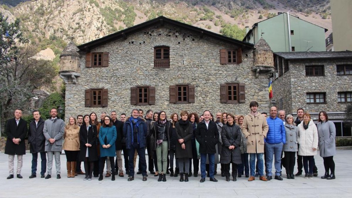 Fi de campanya criticant els pactes “estranys” per “repartir-se cadires”