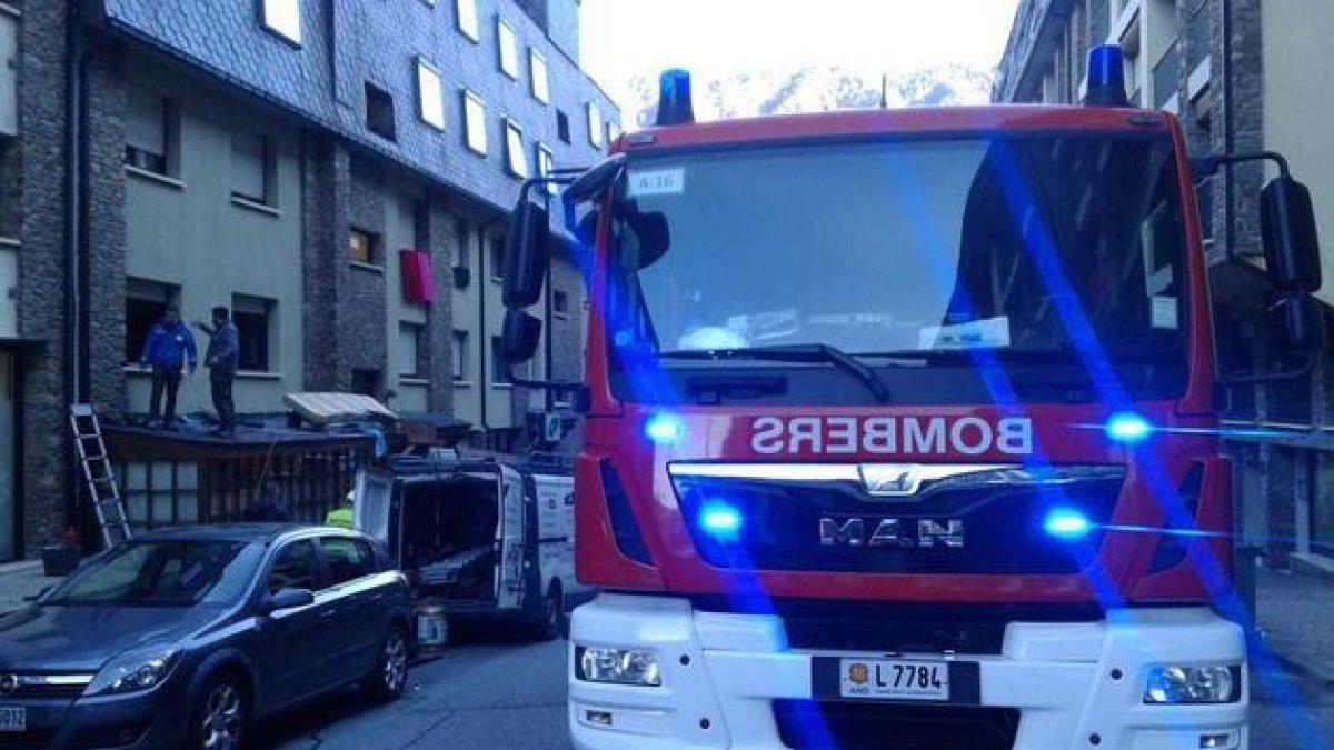 Els bombers atenen una noia per inhalar fum en un incendi