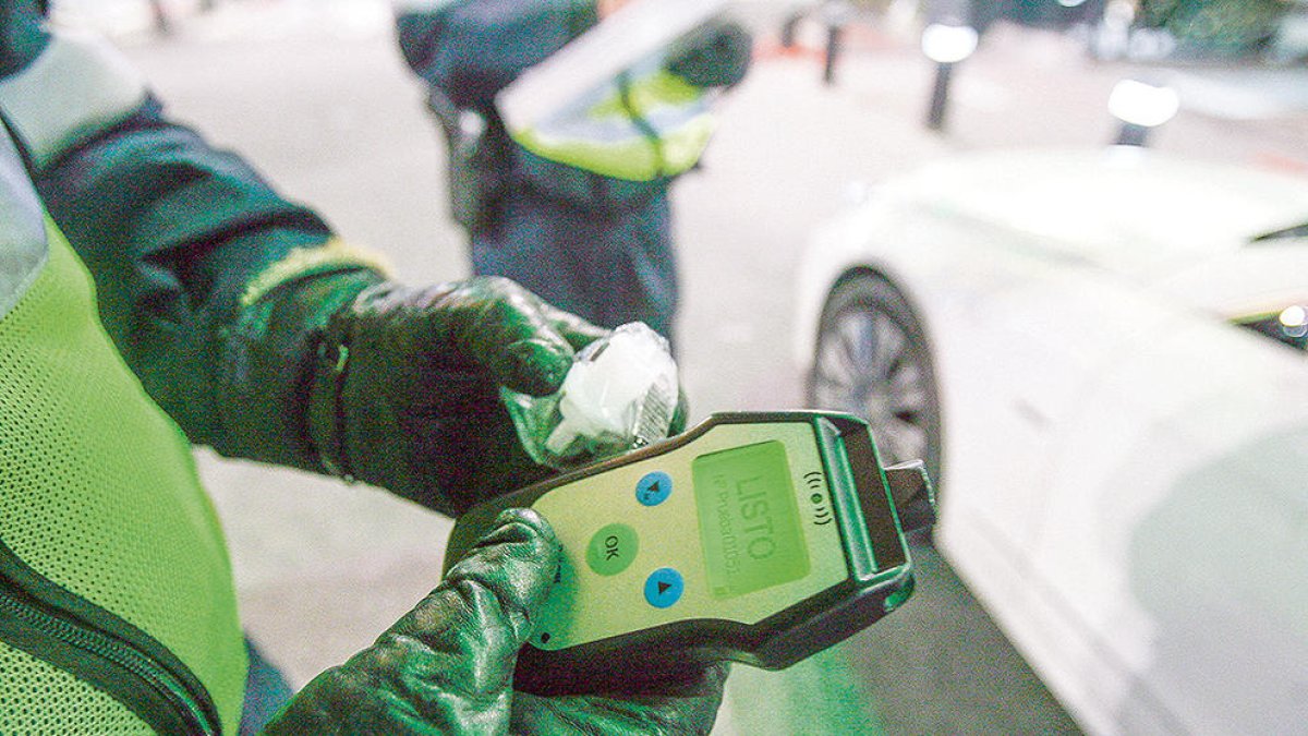 Un agent de policia realitzant la prova d'alcoholèmia