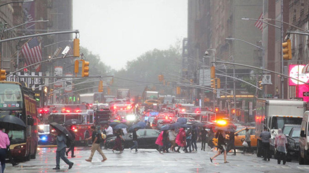 Un mort en el xoc d'un helicòpter contra un gratacel a Nova York