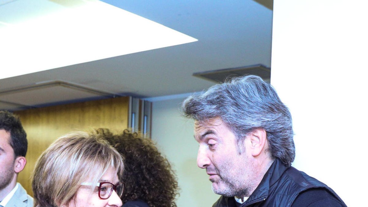 Demòcrates s'imposa amb una victòria contundent