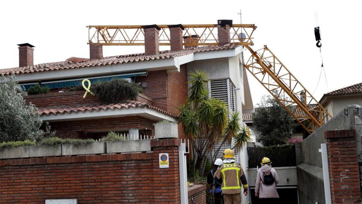 Mor un operari en caure una grua de construcció