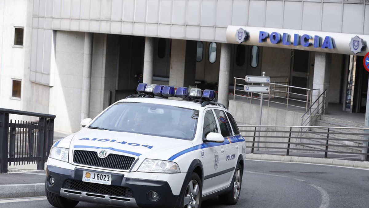 Detinguda per agredir la parella amb un pot metàl·lic