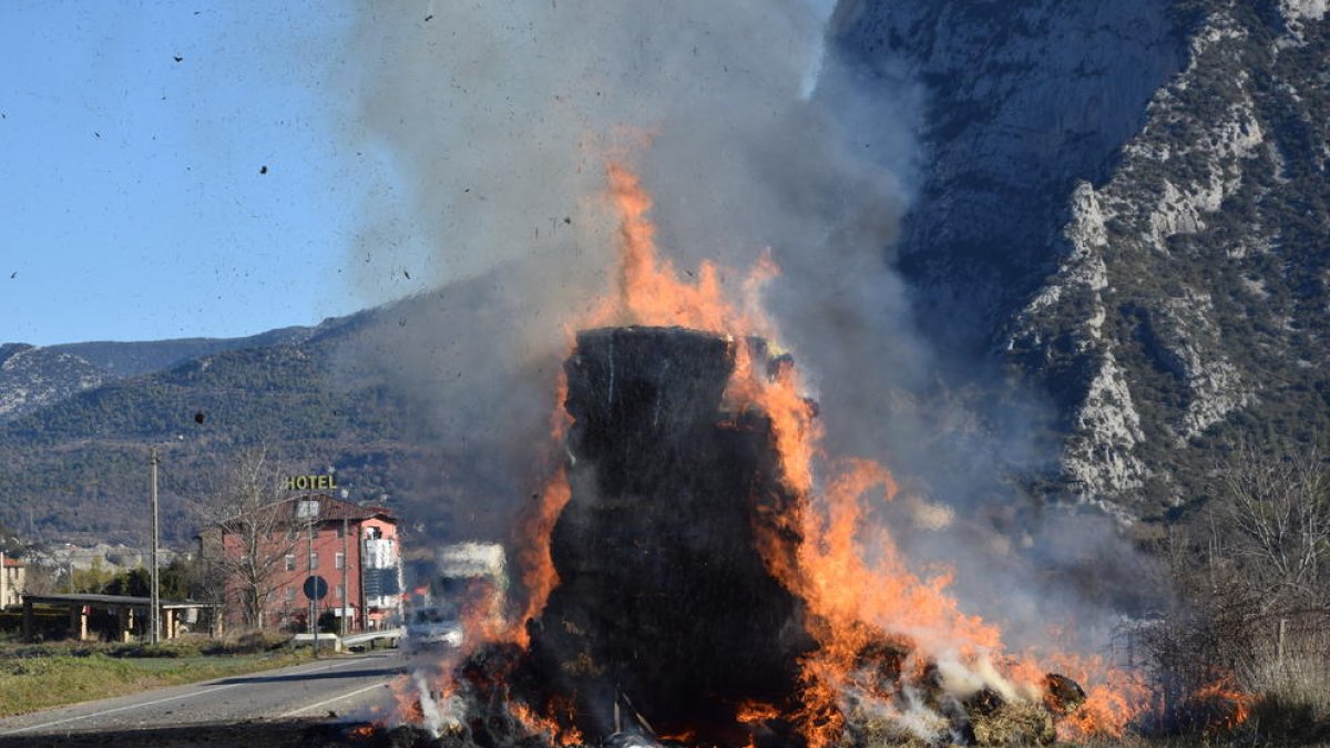 Un camió s'incendia a la C-14
