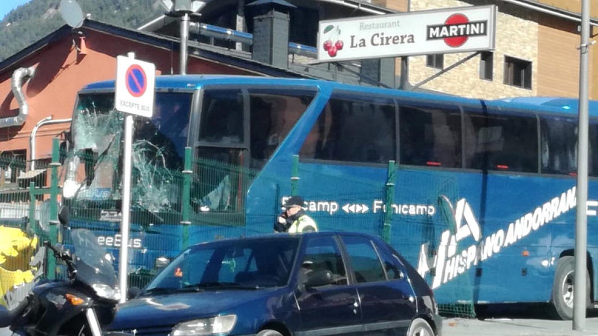 Un autobús desfrenat destrossa una parada i xoca amb tres cotxes