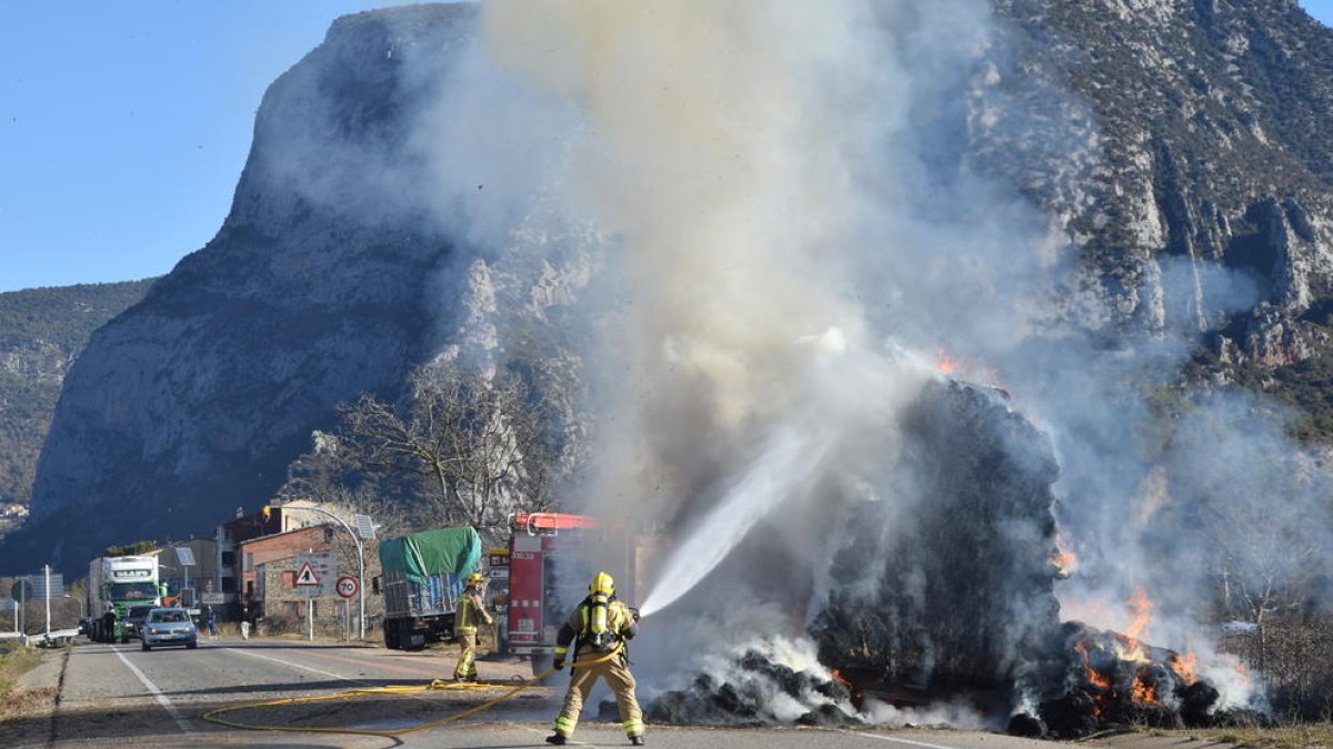 Un camió s'incendia a la C-14, a Coll de Nargó