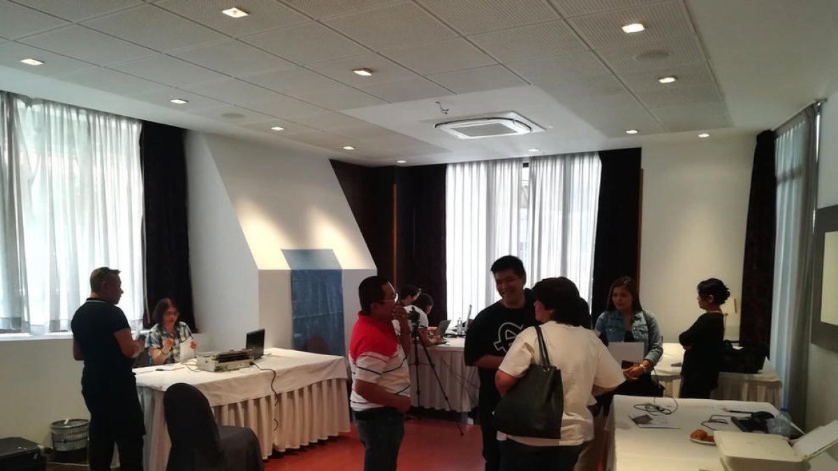 Un centenar de filipins residents renoven el seu passaport al país