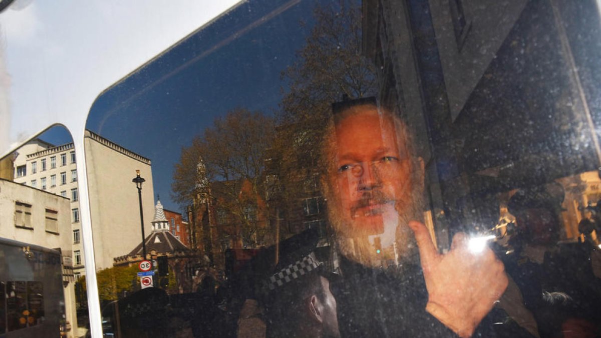 La policia arresta Assange a Londres després de set anys de reclusió