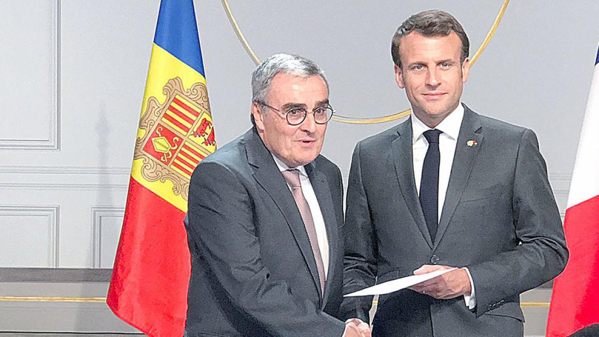 L'ambaixador Ros lliura les cartes credencials a Macron