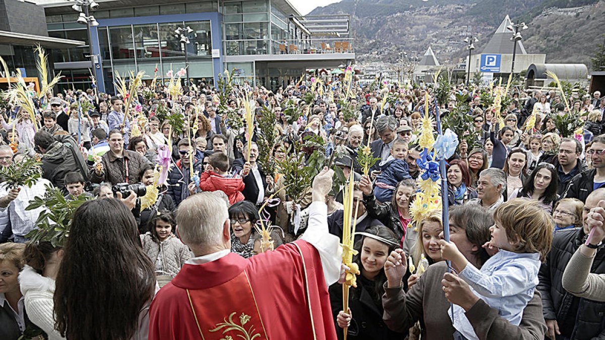 Benedicció de la palma, a les 12 hores a la plaça del Poble