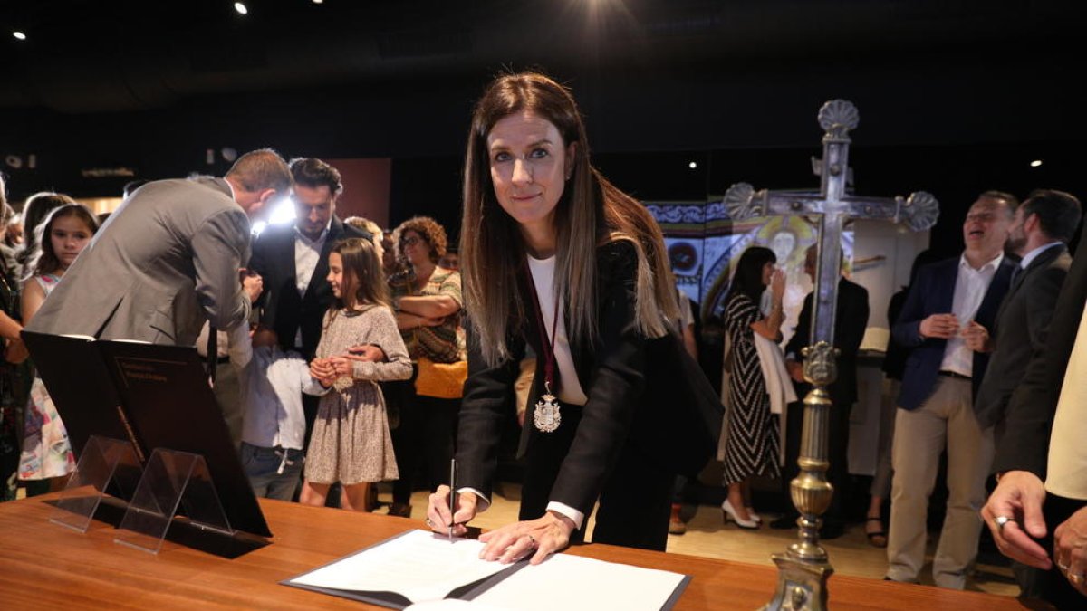 Sílvia Riva jura com a ministra de Cultura i Esports