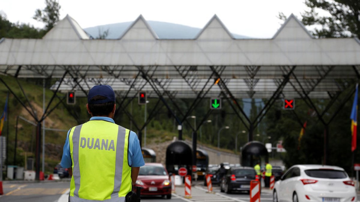 Només tres candidats de 13 passen les proves