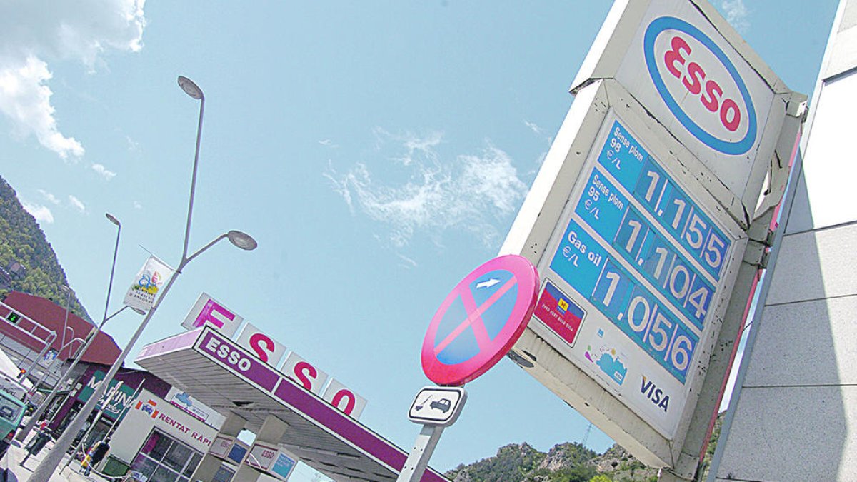 La importació de carburants cau fins a un 14,5% respecte al març de l'any passat