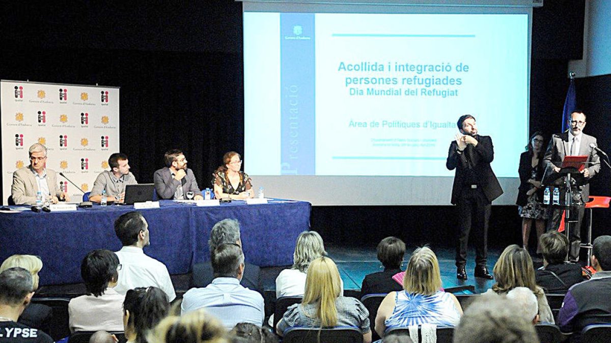 Taula rodona a la Llacuna per commemorar el Dia mundial del refugiat