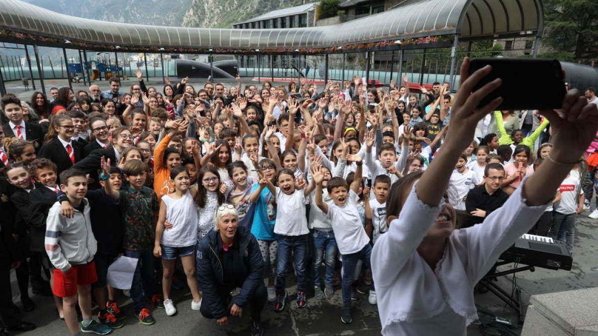 Els cors i les escoles canten per un món millor