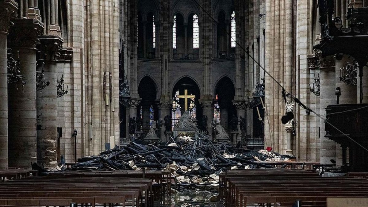 Nau central de Notre-Dame amb les restes caigudes de la coberta cremades