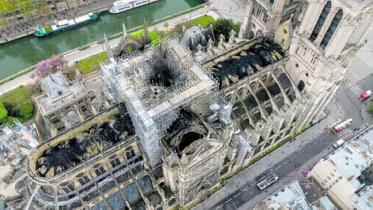 Consternació i solidaritat pel foc a Notre-Dame