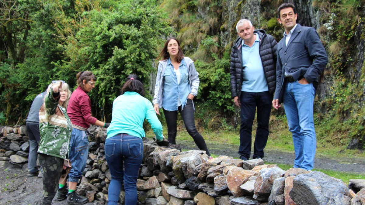 El camí ral recupera un tram de mur de pedra seca
