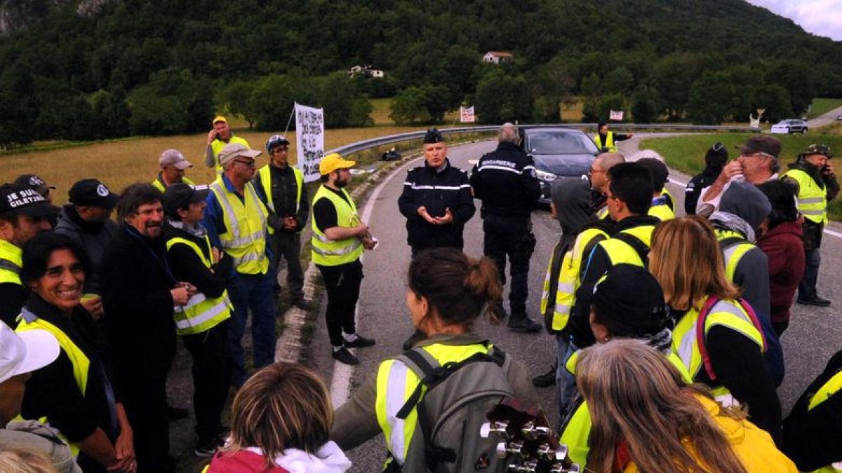 Els armilles grogues buiden de turistes el Pas de la Casa