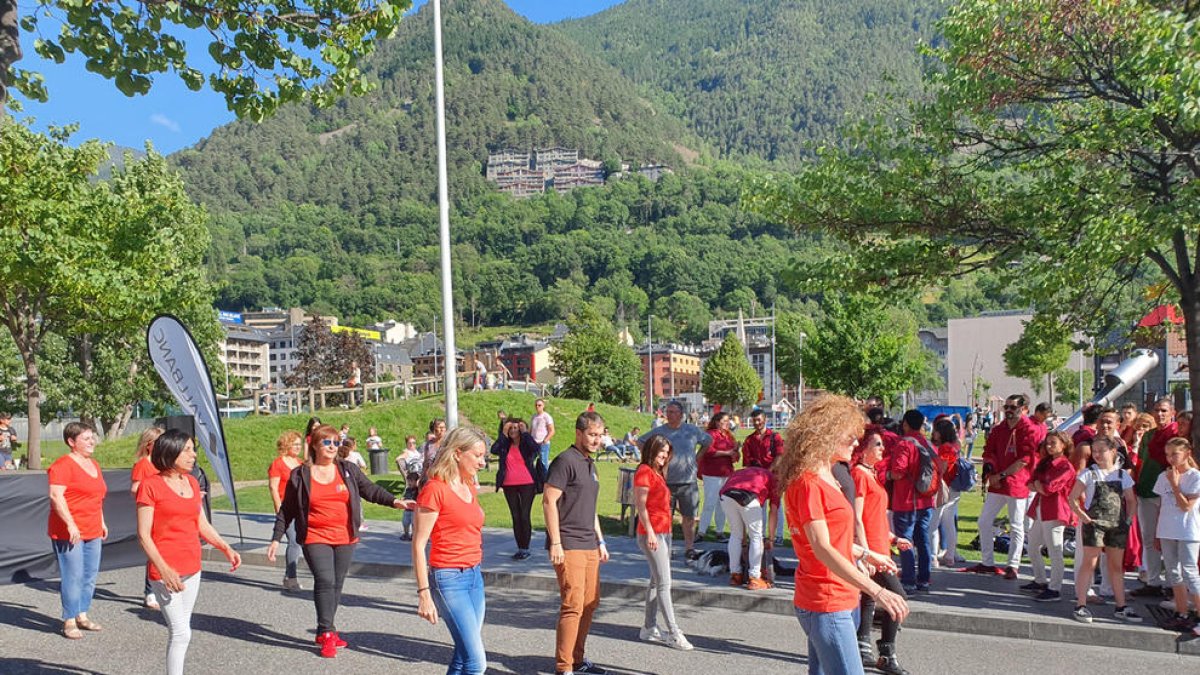 Assandca celebra la jornada contra el càncer mirant cap al centre de radioteràpia